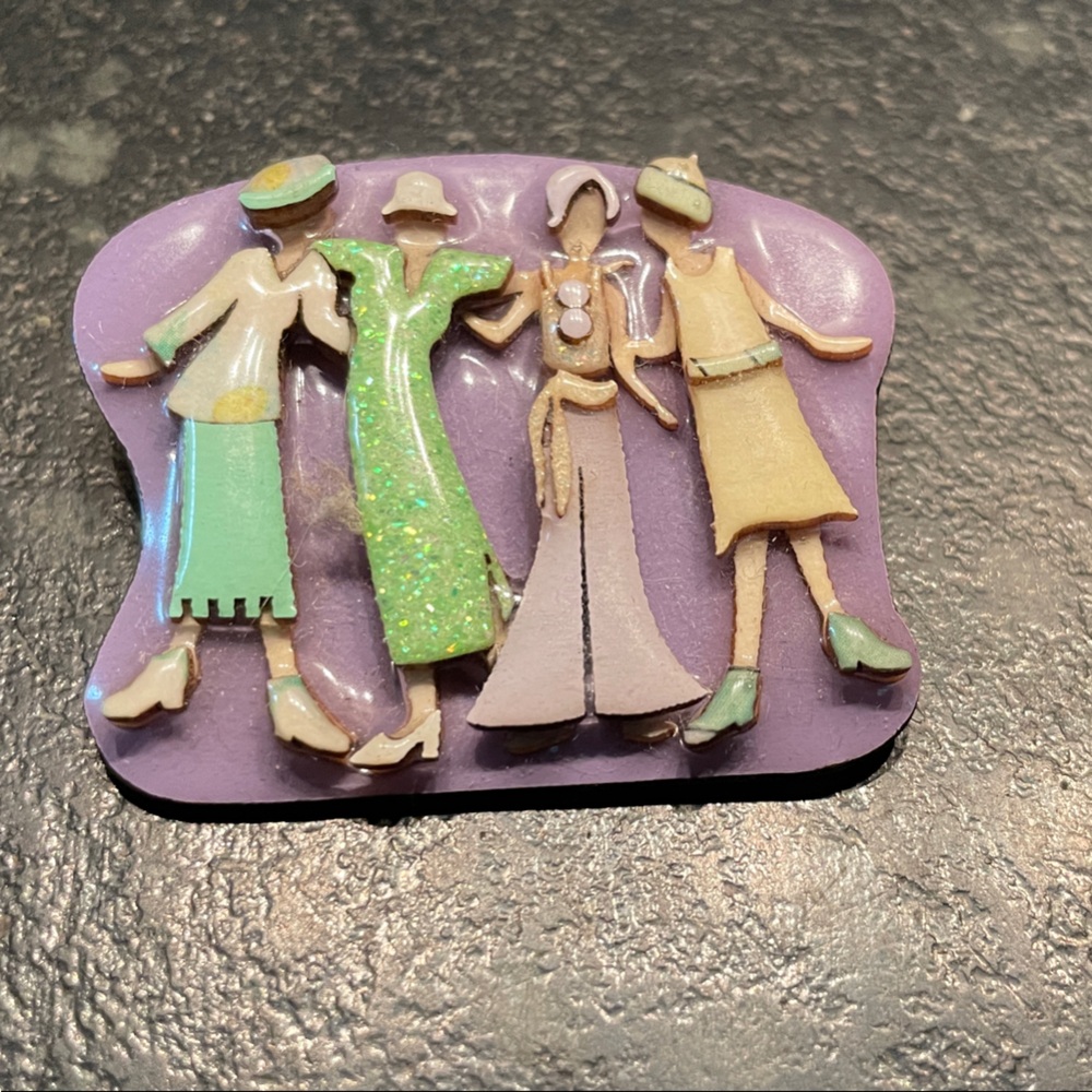 Adorable Women in Hats Friends Brooch Pin - Picture 6 of 6